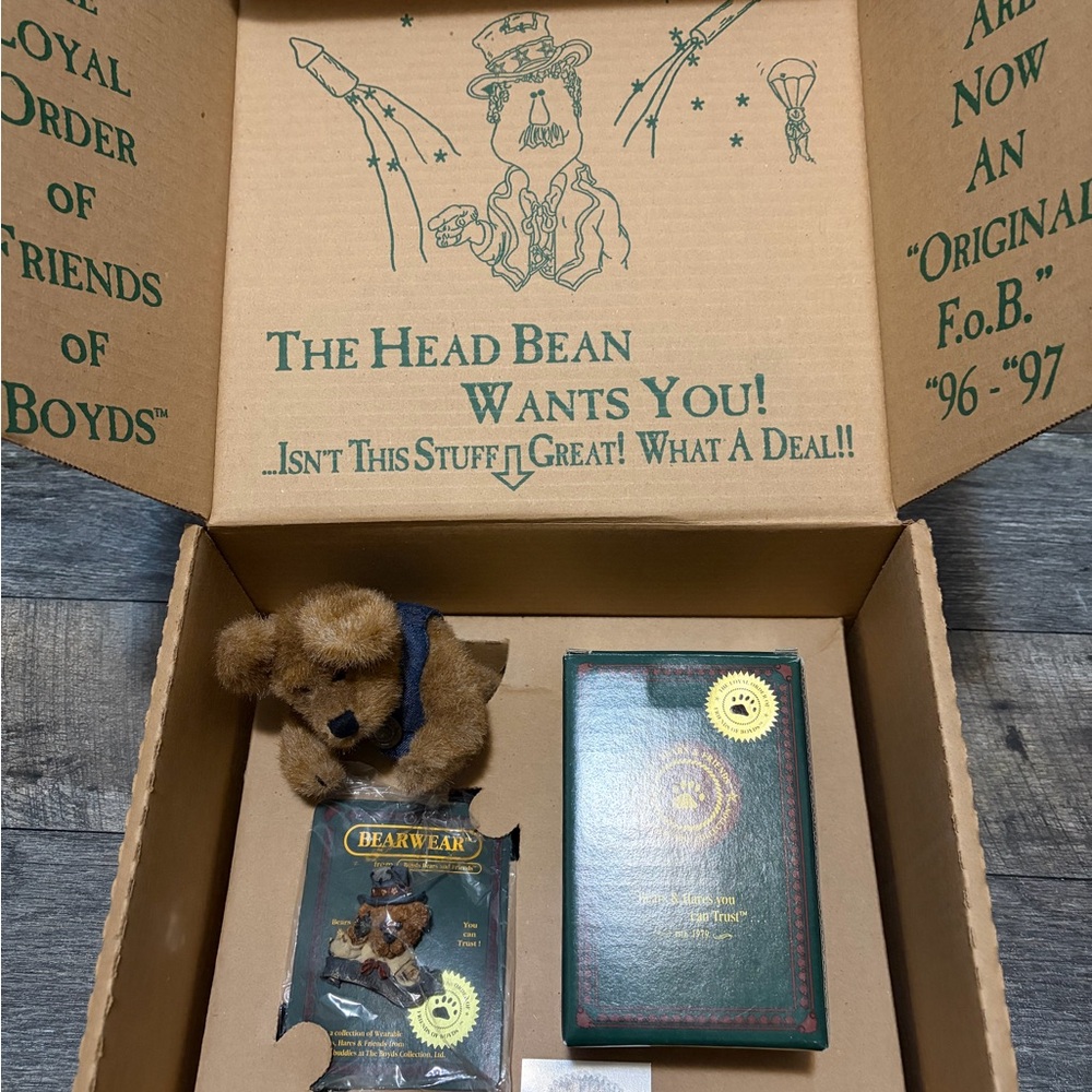 1993 Boyds Bears Uncle Elliott Membership Kit Bear, figurine and pin
